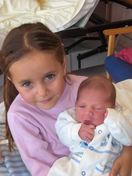 maeva et son petit frere enzo que je considere comme mes cousins et cousine